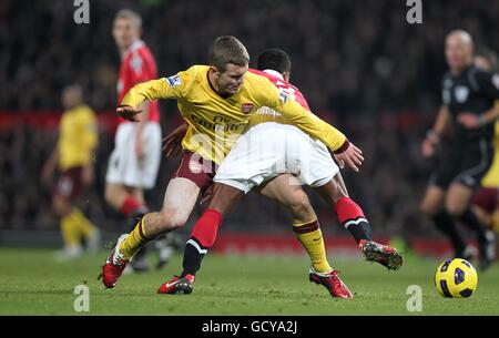 Football - Barclays Premier League - Manchester United / Arsenal - Old Trafford.Jack Wilshere d'Arsenal (à gauche) et Patrice Evra de Manchester United (à droite) Banque D'Images