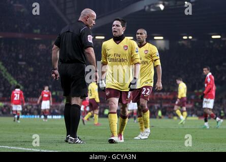 L'arbitre Howard Webb (à gauche) est confronté par Samir Nasri d'Arsenal (Centre) après avoir donné une pénalité à Manchester United après un handball Par Gael Clichy (à droite) Banque D'Images