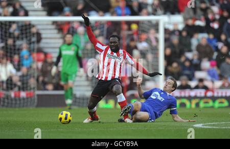 Football - Barclays Premier League - Sunderland / Bolton Wanderers - Stade de lumière.John Mensah de Sunderland (à gauche) et Kevin Davies de Bolton Wanderers (à droite) Banque D'Images