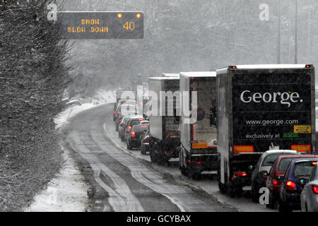 Le trafic entre les jonctions 5 et 6 de la M5 file dans la neige près de Droitwich, Worcestershire. Banque D'Images