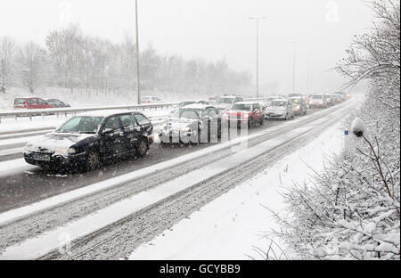 Le trafic entre les jonctions 5 et 6 de la M5 file dans la neige près de Droitwich, Worcestershire. Banque D'Images