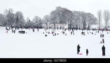 Hiver 18 décembre. Les gens s'amusent dans la neige à Woolton, Liverpool. Banque D'Images