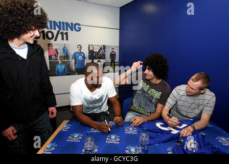 Soccer - Everton FC Player Signing - Everton One.Sylvain Distin d'Everton, Marouane Fellaini et Tony Hibbert lors de la séance de signature pour les fans de la boutique du club Banque D'Images