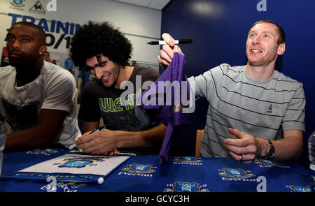 Soccer - Everton FC Player Signing - Everton One.Sylvain Distin d'Everton, Marouane Fellaini et Tony Hibbert lors de la séance de signature pour les fans de la boutique du club Banque D'Images