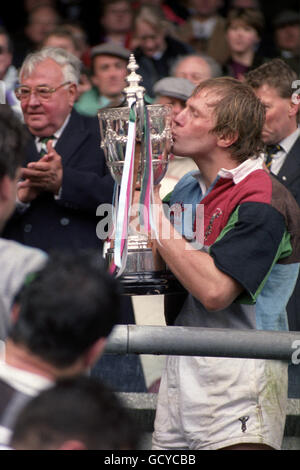 Rugby Union - coupe de Pilkington - finale - Harlequins / Northampton - Twickenham.Peter Winterbottom, capitaine de Harlequins, embrasse la coupe de rugby de Pilkington après que son équipe ait battu Northampton à Twickenham Banque D'Images