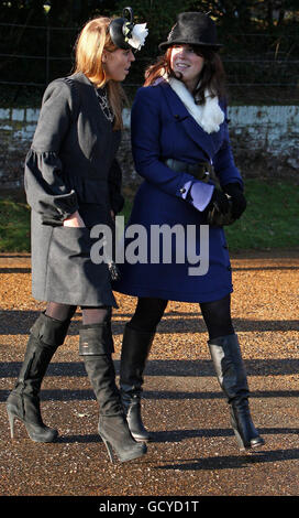 (De gauche à droite) la princesse Beatrice et la princesse Eugénie assistent à l'église Sainte-Marie-Madeleine, sur le domaine royal de Sandringham, Norfolk pour le service de l'église du jour de Noël. Banque D'Images