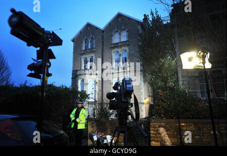 Un policier se tient devant les lumières de la télévision et les caméras à l'extérieur de l'appartement de la victime de meurtre Joanna Yeates à Clifton, Bristol. Banque D'Images