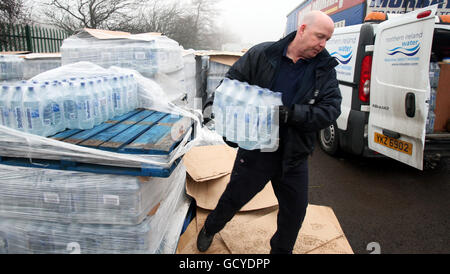 Un employé de Northern Ireland Water (nom non donné) décharge l'eau embouteillée fournie par le gouvernement écossais de Belfast. APPUYEZ SUR ASSOCIATION photo. Date de la photo: Jeudi 30 décembre 2010. Le ministre de l'Environnement, Edwin Poots, a déclaré que quelque 34,000 maisons étaient encore sans eau, décrivant le problème aujourd'hui comme « assez important ». Il a déclaré que les ingénieurs ont restauré l'eau dans 15,000 des 40,000 maisons sans eau, mais le dégel a entraîné la perte de 9,000 autres propriétés. Voir PA Story ULSTER Pipes. Le crédit photo devrait se lire: Paul Faith/PA Wire Banque D'Images