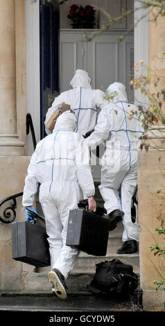 Des agents de police judiciaire entrent dans l'appartement du propriétaire Chris Jefferies de Clifton, Bristol, qui a été arrêté pour des soupçons de meurtre de son locataire Joanna Yeates. Banque D'Images