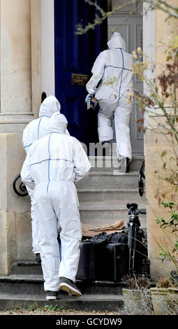 Des agents de police judiciaire entrent dans l'appartement du propriétaire Chris Jefferies de Clifton, Bristol, qui a été arrêté pour des soupçons de meurtre de son locataire Joanna Yeates. Banque D'Images