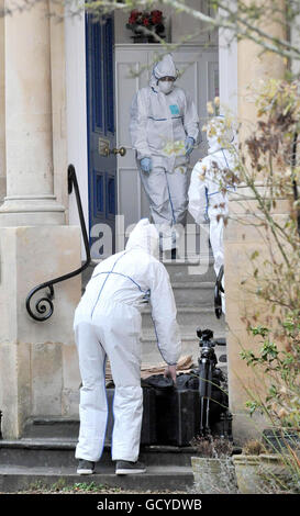 Des agents de police judiciaire entrent dans l'appartement du propriétaire Chris Jefferies de Clifton, Bristol, qui a été arrêté pour des soupçons de meurtre de son locataire Joanna Yeates. Banque D'Images