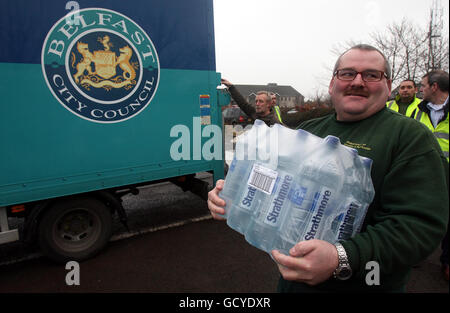 Le personnel du conseil municipal de Belfast décharge l'eau embouteillée fournie par le gouvernement écossais de Belfast. Banque D'Images