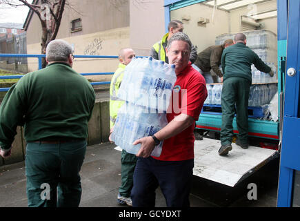 Le personnel du conseil municipal de Belfast décharge l'eau embouteillée fournie par le gouvernement écossais de Belfast. Banque D'Images