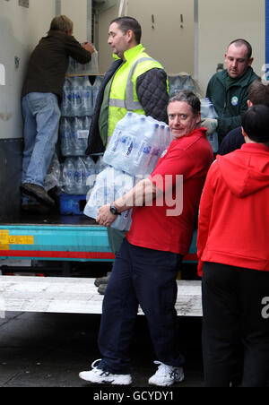 Le personnel du conseil municipal de Belfast décharge l'eau embouteillée fournie par le gouvernement écossais de Belfast. APPUYEZ SUR ASSOCIATION photo. Date de la photo: Jeudi 30 décembre 2010. Le ministre de l'Environnement, Edwin Poots, a déclaré que quelque 34,000 maisons étaient encore sans eau, décrivant le problème aujourd'hui comme « assez important ». Il a déclaré que les ingénieurs ont restauré l'eau dans 15,000 des 40,000 maisons sans eau, mais le dégel a entraîné la perte de 9,000 autres propriétés. Voir PA Story ULSTER Pipes. Le crédit photo devrait se lire: Paul Faith/PA Wire Banque D'Images