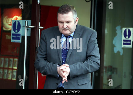 Laurence MacKenzie, chef de la direction de l'eau en Irlande du Nord, sort du siège social de l'entreprise à Belfast pour informer les médias de la perturbation de l'approvisionnement en eau. Banque D'Images