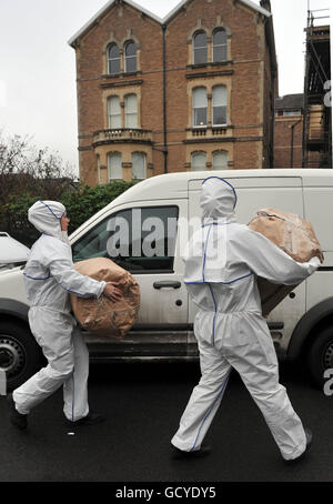 Les agents judiciaires retirent les preuves de l'appartement de Joanna Yeates à Clifton, Bristol. Le locateur Chris Jefferies, 65 ans, a été arrêté aujourd'hui pour suspicion de son meurtre. Banque D'Images