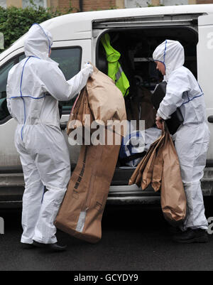 Les agents judiciaires retirent les preuves de l'appartement de Joanna Yeates à Clifton, Bristol. Le locateur Chris Jefferies, 65 ans, a été arrêté aujourd'hui pour suspicion de son meurtre. Banque D'Images