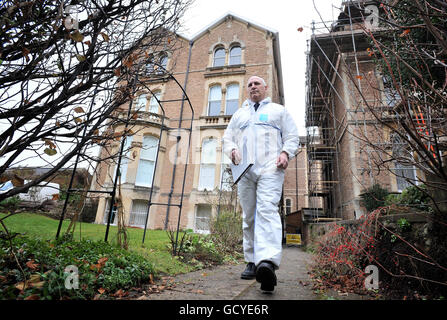 Un agent de police judiciaire quitte l'appartement de la victime de meurtre Joanna Yeates à Clifton, Bristol, alors que la police continue de quesyer son propriétaire Chris Jefferies. Banque D'Images