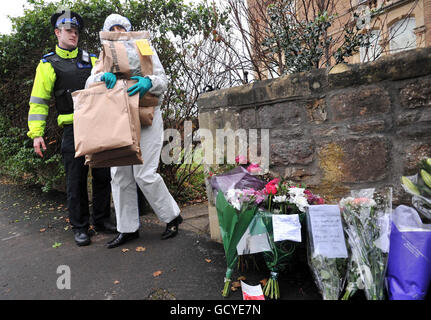 Un agent de police judiciaire quitte l'appartement de la victime de meurtre Joanna Yeates à Clifton, Bristol, alors que la police continue de quesyer son propriétaire Chris Jefferies. Banque D'Images