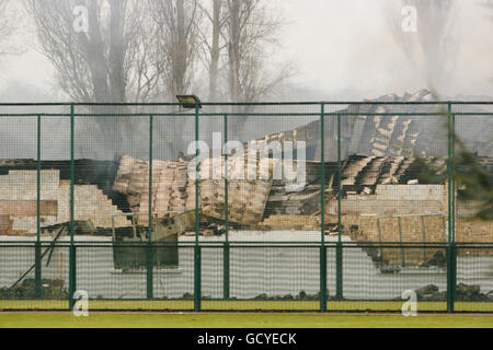 Une vue sur l'incendie a endommagé le bâtiment du gymnase à HMP Ford près d'Arundel, West Sussex après qu'environ 40 prisonniers ont commencé une émeute et incendié des bâtiments dans la prison ouverte, selon le ministère de la Justice. Banque D'Images