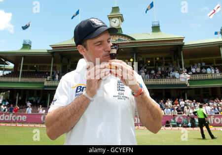 Le capitaine d'Angleterre Andrew Strauss célèbre avec le Ashes Urn après avoir remporté le cinquième test au Sydney Cricket Ground, Sydney, Australie. Banque D'Images