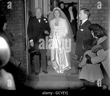 Mariages - Mary Churchill et le Capitaine Christopher Soames - Mariage St Margaret's, Westminster Banque D'Images