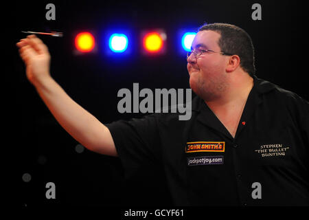 Stephen Bunting en action contre Dean Winstanley en Angleterre lors du championnat BDO World Professional Darts Championship au complexe Lakeside, Surrey. Banque D'Images