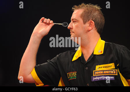 Dean Winstanley, en action contre Stephen Bunting, en Angleterre, lors du championnat BDO World Professional Darts Championship au complexe Lakeside, Surrey. Banque D'Images