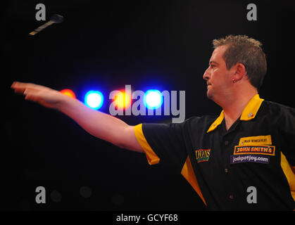 Dean Winstanley, en action contre Stephen Bunting, en Angleterre, lors du championnat BDO World Professional Darts Championship au complexe Lakeside, Surrey. Banque D'Images