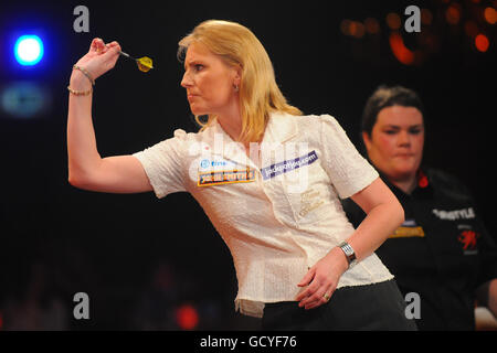 Trina Gulliver en action pendant son match contre Rhian Edwards au pays de Galles pendant le championnat de fléchettes professionnelles BDO au complexe Lakeside, Surrey. Banque D'Images