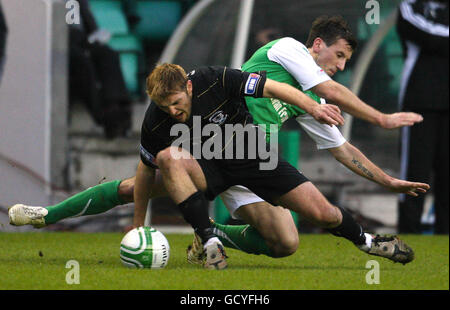 Liam Miller, de Hibernian, et Alan Trouten, d'Ayr United, se battent pour le ballon lors du quatrième tour de la coupe écossaise sur Easter Road, à Édimbourg. Banque D'Images