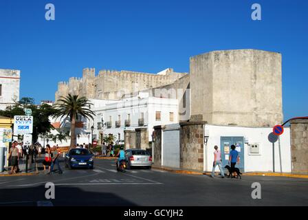 Vue sur le château Guzman el Bueno de touristes au premier plan, Tarifa, Costa de la Luz, Cadiz Province, Andalusia, Spain. Banque D'Images