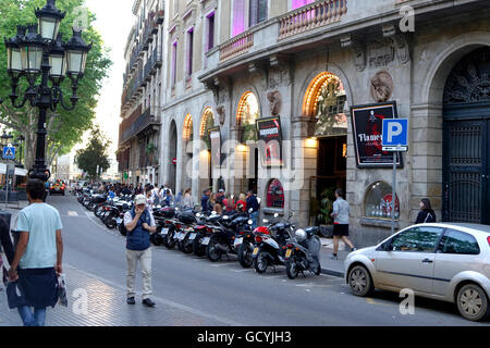 Une scène de rue à Barcelone, Espagne. Il y a toujours une multitude de scooters garés le long du côté de la rue. Banque D'Images