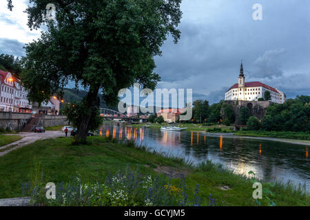 Decin château baroque sur un rocher au-dessus de la rivière Elbe, North Bohemia, République Tchèque Banque D'Images