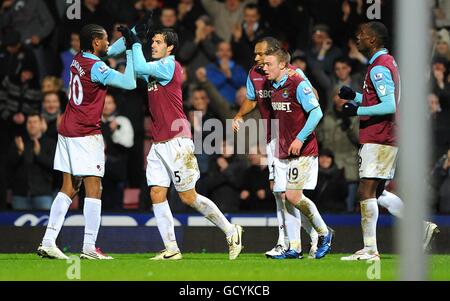 Freddie Sears, de West Ham United (2e à droite) célèbre avec ses coéquipiers après avoir obtenu le deuxième score de leur côté but du jeu Banque D'Images