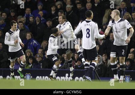 Rafael Van der Vaart (au centre) de Tottenham Hotspur célèbre avec ses coéquipiers après avoir marquant leur premier but du jeu Banque D'Images