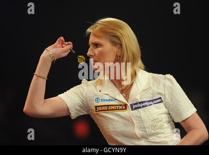 Trina Gulliver, en Angleterre, en action dans la demi-finale des Womens lors du BDO World Professional Darts Championship au Lakeside Complex, Londres. Banque D'Images