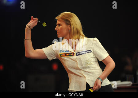 Trina Gulliver, en Angleterre, en action dans la demi-finale des Womens lors du BDO World Professional Darts Championship au Lakeside Complex, Londres. Banque D'Images