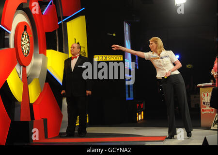 Trina Gulliver, en Angleterre, en action dans la demi-finale des Womens lors du BDO World Professional Darts Championship au Lakeside Complex, Londres. Banque D'Images