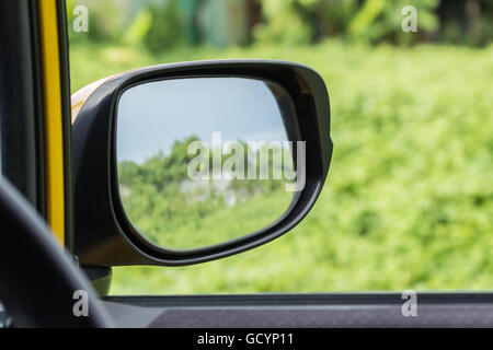 Rétroviseur latéral sur une voiture moderne Banque D'Images