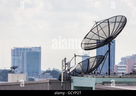 Antenne satellite endommagé et sur l'ancien bâtiment. Banque D'Images