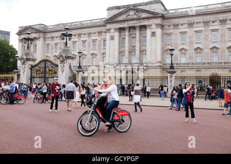 Les touristes en vélo Boris prennent une photo de selfie devant Buckingham Palace Londres Royaume-Uni Banque D'Images