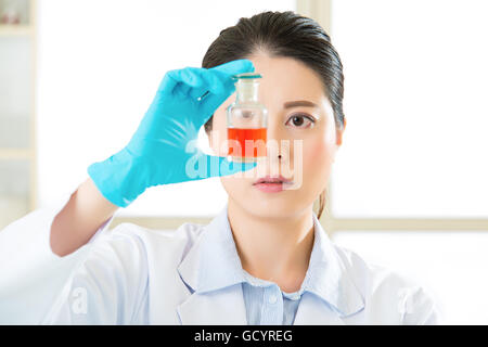 Asian female scientist enfin breakthrough new cure in laboratory Banque D'Images