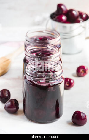 Pots de confiture de cerises maison fraîchement Banque D'Images