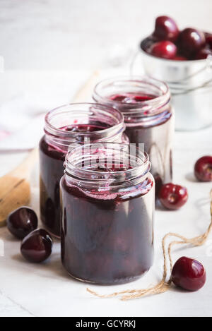 Pots de confiture de cerises maison fraîchement Banque D'Images