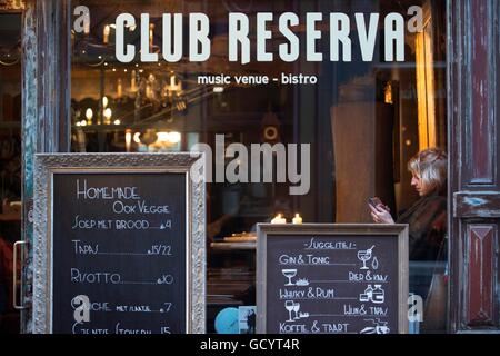 Femme à l'intérieur d'un club Reserva restaurant à Gand, Belgique. Bar Club Reserva dans Jan Breydelstraat, Gand Banque D'Images