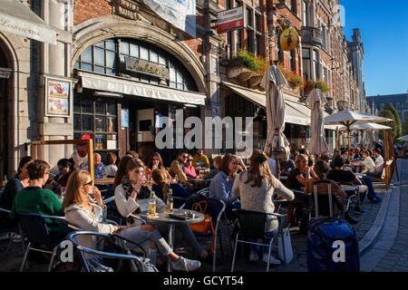 Des terrasses de cafés en fin de soirée, l'Oude Markt dans le centre historique de la ville, Louvain, Belgique Banque D'Images