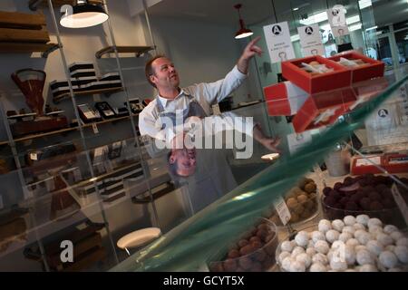 Bonbons et chocolats Antoine, Leuven, Belgique. Antoine mixes bières différentes et chocolats Banque D'Images