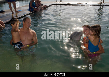 Sanctuary Bay, Grand Bahama. Bahamas. UNEXSO. Nager programme et rencontre avec les dauphins. Banque D'Images