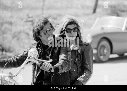 Peter Fonda et Nancy Sinatra sur le tournage de "The Wild Angels" Banque D'Images